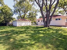8 Crescent Rd, Lake Zurich, Il 60047 3 Beds 1 Bath 975 Sqft in Lake Zurich, IL (Photo 4 of 6)