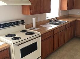 1117 Mary St, Poplar Bluff, Mo 63901 2 Beds 1 Bath 680 Sqft in Poplar Bluff, MO (Photo 3 of 7)