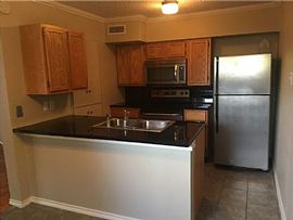 5826 Sandhurst Ln Apt B, Dallas, Tx 75206 2 Beds 2 Baths 997 Sq in Dallas, TX (Photo 2 of 7)