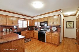 4 Beds 2.5 Baths in Geneva, IL (Photo 3 of 12)