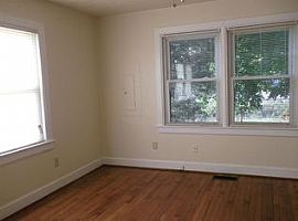 40 Macalva Dr, Hampton, Va 23669 3 Beds 1 Bath 999 Sqft in Hampton, VA (Photo 10 of 12)