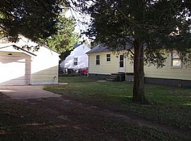 40 Macalva Dr, Hampton, Va 23669 3 Beds 1 Bath 999 Sqft in Hampton, VA (Photo 2 of 12)