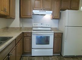 40 Macalva Dr, Hampton, Va 23669 3 Beds 1 Bath 999 Sqft in Hampton, VA (Photo 3 of 12)