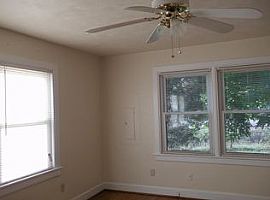 40 Macalva Dr, Hampton, Va 23669 3 Beds 1 Bath 999 Sqft in Hampton, VA (Photo 6 of 12)
