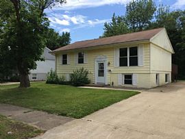 1907 Memorial Dr, Pekin, Il in Pekin, IL