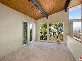 2 Beds 2 Baths in Los Angeles, CA (Photo 3 of 3)