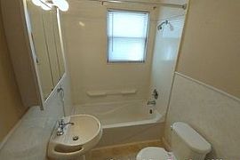 218 Milwaukee Ave Sw, Hutchinson, Mn 55350 2 Beds 1 Bath 1,400  in Hutchinson, MN (Photo 4 of 8)