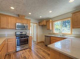 684 10th St, Gearhart, Or 97138 4 Beds 2 Baths 1,900 Sqft in Gearhart, OR (Photo 6 of 6)