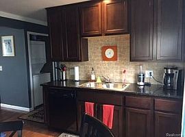  592 E Kalama Ave, Madison Heights, Mi 48071 2 Beds 1 Bath 700  in Madison Heights, MI (Photo 6 of 8)