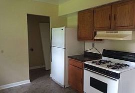 4616 E Indian Trl, Louisville, Ky 40213 3 Beds 1 Bath 800 Sqft in Louisville, KY (Photo 5 of 9)