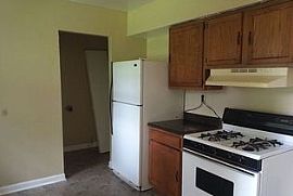  4616 E Indian Trl, Louisville, Ky 40213 3 Beds 1 Bath 800 Sqft in Louisville, KY (Photo 3 of 8)