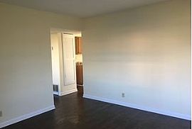  4616 E Indian Trl, Louisville, Ky 40213 3 Beds 1 Bath 800 Sqft in Louisville, KY (Photo 5 of 8)