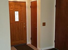 2595 Cathy Dr Ne, Canton, Oh 44705 3 Beds 1 Bath 1,012 Sqft in Canton, OH (Photo 4 of 8)