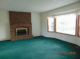 3392 Wellington Dr, Medford, Or 97504 3 Beds 2 Baths 1,435 Sqft in Medford, OR (Photo 6 of 7)