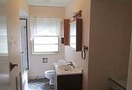 846 Ne 111th Ave, Portland, Or 97220 3 Beds 1 Bath 1,465 Sqft in Portland, OR (Photo 5 of 6)