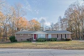  200 Libby Ln, Mauldin, Sc 29662 3 Beds 2 Baths 1,781 Sqft in Mauldin, SC (Photo 4 of 4)