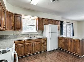  604 Verna Ln, Denison, Tx 75020 3 Beds 1.5 Baths 1,260 Sqft in Denison, TX (Photo 4 of 7)