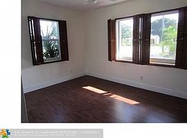 1613 Sw 13th St in Fort Lauderdale, FL (Photo 2 of 6)