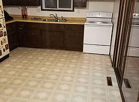 Spacious 2 Br/1 Ba Duplex in Green Bay, WI (Photo 2 of 10)