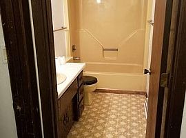 Spacious 2 Br/1 Ba Duplex in Green Bay, WI (Photo 4 of 10)