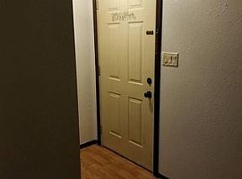 Spacious 2 Br/1 Ba Duplex in Green Bay, WI (Photo 5 of 10)