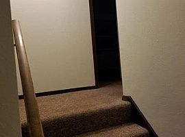 Spacious 2 Br/1 Ba Duplex in Green Bay, WI (Photo 6 of 10)