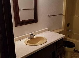 Spacious 2 Br/1 Ba Duplex in Green Bay, WI (Photo 7 of 10)