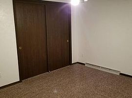 Spacious 2 Br/1 Ba Duplex in Green Bay, WI (Photo 8 of 10)