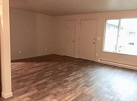 567 N Cedar St, Canby, Or 97013 2 Beds 1 Bath 800 Sqft in Canby, OR (Photo 3 of 7)