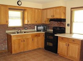 4405 60th St, Kenosha, Wi 53144 3 Beds 2 Baths 1,036 Sqft in Kenosha, WI (Photo 6 of 9)