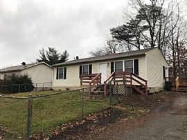 611 16th St, Radford, Va 24141 3 Beds 1 Bath 1,000 Sqft in Radford, VA (Photo 3 of 6)