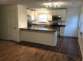 611 16th St, Radford, Va 24141 3 Beds 1 Bath 1,000 Sqft in Radford, VA (Photo 4 of 6)