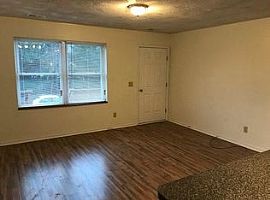 611 16th St, Radford, Va 24141 3 Beds 1 Bath 1,000 Sqft in Radford, VA (Photo 5 of 6)