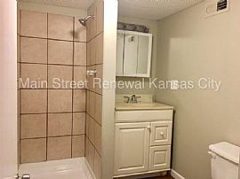 3 Beds 2beds Single Family Home  in Kansas City, MO (Photo 2 of 9)