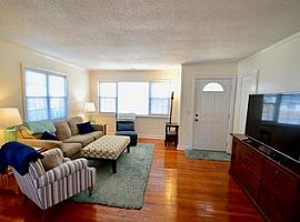 Beautifully Maintained Brick House in Charleston, SC (Photo 2 of 6)