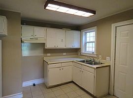 This 2 Bedroom, 1 Full Bath Home Is Conveniently Located to I-8 in Greenville, SC (Photo 4 of 10)