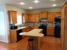 Single Family Home For Rent in Olathe, KS (Photo 7 of 12)