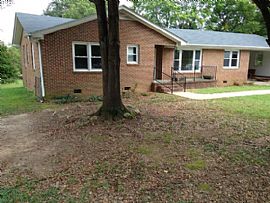  138 Forest St, Greer, Sc 29650 3 Beds 2 Baths 1,600 Sqft in Greer, SC (Photo 2 of 4)