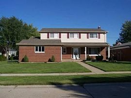 4 Bedroom Home Near Main in Sterling Heights, MI