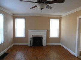 207 Juniper Ave, Alcoa, Tn 37701 3 Beds 2 Baths 1,495 Sqft in Alcoa, TN (Photo 3 of 12)