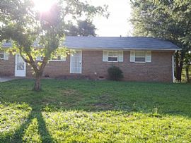 Traditional Ranch Style Home With: 4 Bedrooms, 2 Bathrooms, Liv in Jonesboro, GA