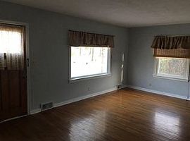  2417 S College St, Springfield, Il 62704 2 Beds 1 Bath 1,021 S in Springfield, IL (Photo 2 of 9)
