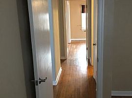  2417 S College St, Springfield, Il 62704 2 Beds 1 Bath 1,021 S in Springfield, IL (Photo 3 of 9)