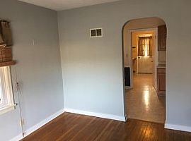  2417 S College St, Springfield, Il 62704 2 Beds 1 Bath 1,021 S in Springfield, IL (Photo 4 of 9)