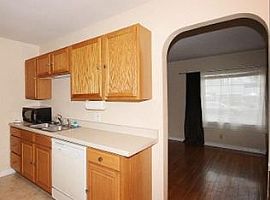  2417 S College St, Springfield, Il 62704 2 Beds 1 Bath 1,021 S in Springfield, IL (Photo 6 of 9)