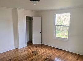 8 11th St, Greenville, Sc Rent 550 Deposit 550 Total 1100 in Greenville, SC (Photo 3 of 8)