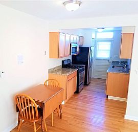 Large and Clean Luxury 1-Bedroom with 1-Bathroom Unit  in Chicago, IL (Photo 6 of 10)