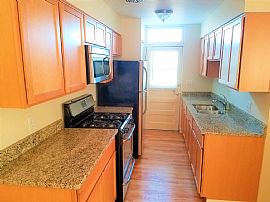 Large and Clean Luxury 1-Bedroom with 1-Bathroom Unit  in Chicago, IL (Photo 7 of 10)