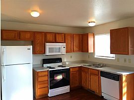 2 Bedrooms and a Full Bathroom Upstairs,Clean and Close to Work in Carson City, NV (Photo 4 of 9)