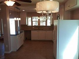13005 Vinyard Dr, Manchac Rent 1000 Deposit 1000 Total 2000 in Manchaca, TX (Photo 4 of 6)